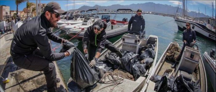 CALVI  Chasse aux déchets dans le port