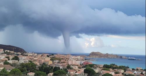 EN IMAGES - Une impressionante trombe marine au large de L’Ile Rousse