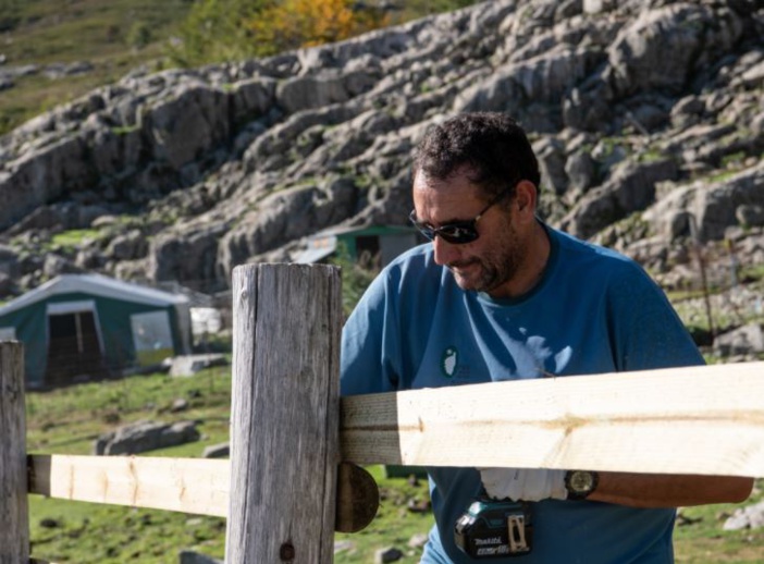 L'équipe régie du Parc naturel régional de Corse aux petits soins pour le confort des randonneurs