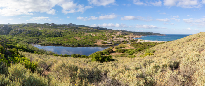 L’étang de Stagnolu et en arrière-plan le massif de Fenu (© O. Bonnenfant/OEC) L’étang de Stagnolu et en arrière-plan le massif de Fenu (© O. Bonnenfant/OEC)