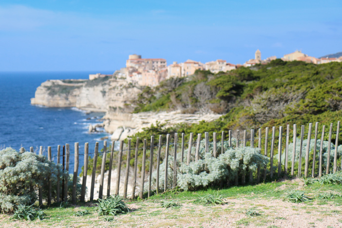 Le site de Campu Rumanilu est situé sur les hauteurs des falaises de Bonifacio. A proximité de la Ville Haute, il accueille chaque année plus de 200 000 visiteurs (© O. Bonnenfant/OEC) Le site de Campu Rumanilu est situé sur les hauteurs des falaises de Bonifacio. A proximité de la Ville Haute, il accueille chaque année plus de 200 000 visiteurs (© O. Bonnenfant/OEC)