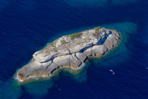 Les îlots marins sont une richesse du détroit des Bouches de Bonifacio, abritant de nombreuses espèces endémiques ou protégées. (photo : O. Bonnenfant/OEC)