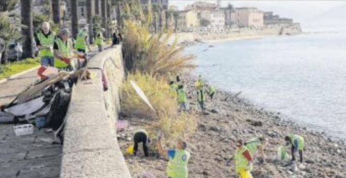 Mobilisation générale pour nettoyer les plages après la tempête Adrian