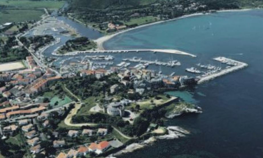 Seuls quatre Pavillons Bleu flottent sur les mâts de l'île