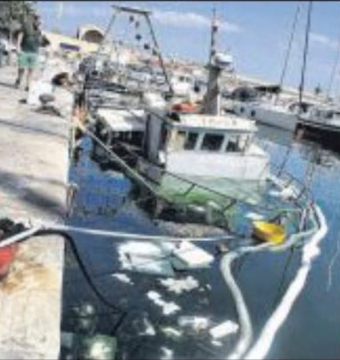 Le chalutier coule définitivement dans le vieux-port de Bastia