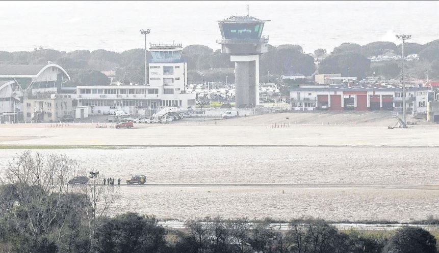  Eau et vent gèlent les transports l'aéroport d'Ajaccio à l'arrêt