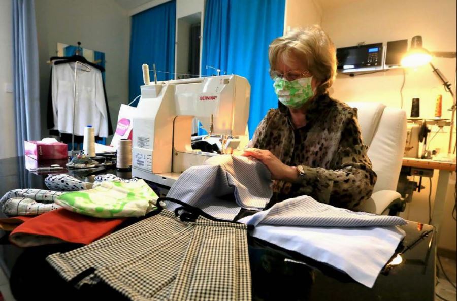 L'ancienne couturière fabrique bénévolement des masques
