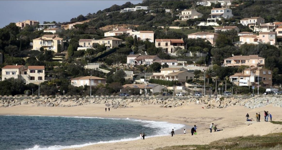 Déconfinement : pourquoi la Corse est-elle la dernière région de France à interdire ses plages ? 