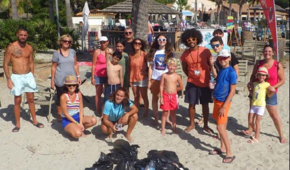 A GHISUNACCIA Des vacanciers au chevet de  la plage avant de quitter l'île