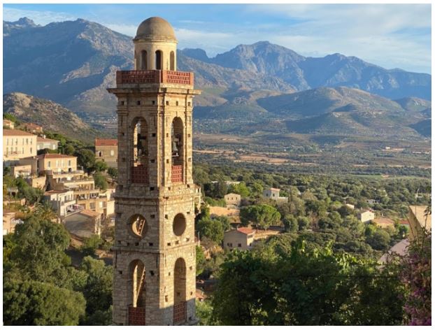 U campanile de l'église Santa Maria di Lumiu