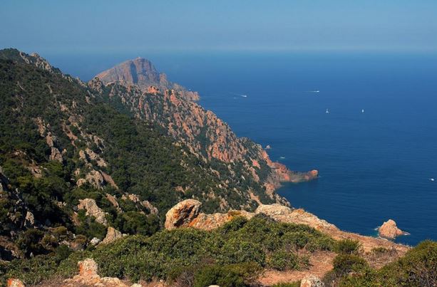 Les falaises de granit rouge de Capu Rossu