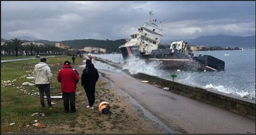 VIDEO - Tempête Bella : le bateau des phares et balises s'échoue dans le golfe d’Ajaccio