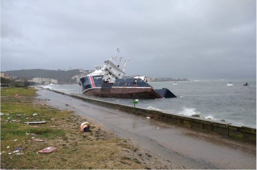 Un barrage flottant suite au naufrage du remorqueur des Phares et Balises Sanguinaires II à Aiacciu