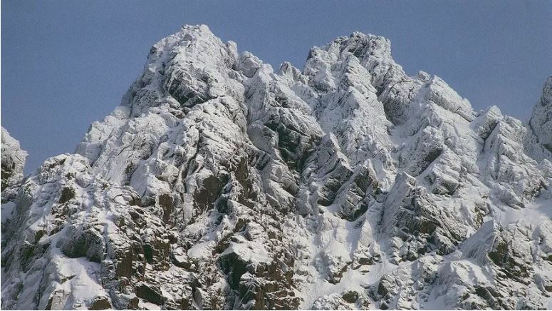 Mare latinu : Le Monte Cintu un volcan qui domine la Corse depuis 150 millions d’années.