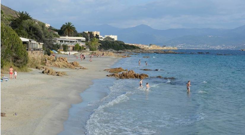 La baignade et la pêche sont interdites sur la plage de Barbicaghja après un refoulement d’eaux usées en mer