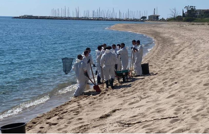 Dégazage sauvage : les opérations de dépollution continuent sur les plages de la côte orientales