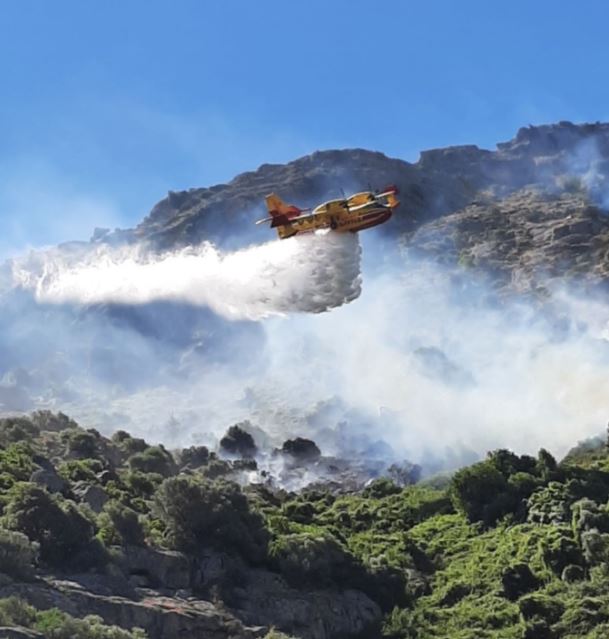 EN IMAGES- Les premières interventions des Canadairs à Lumiu