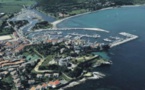 Seuls quatre Pavillons Bleu flottent sur les mâts de l'île