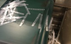 Fin des touillettes plastique : l'unique fabricant français lance sa touillette en papier