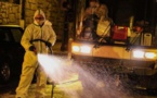 La ville lutte contre le virus en désinfectant ses ruelles
