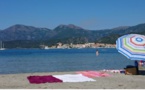 Opération nettoyage ce vendredi sur la plage la Roya de Saint-Florent 