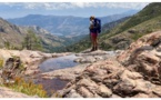 Piscine à débordement naturel dans le granit rose de la Paglia Orba     