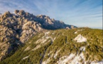 BAVELLA  Jeux de couleurs et de lumière au col