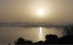La Corse se lève dans le brouillard
