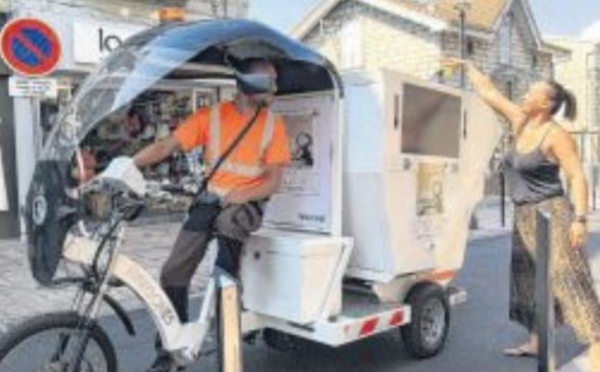 Un vélo à l'assaut des déchets du centre-ville