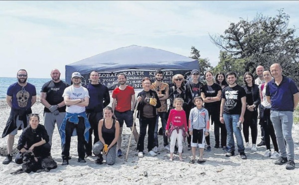 Les nettoyeurs du week-end sur la plage de Cap Sud