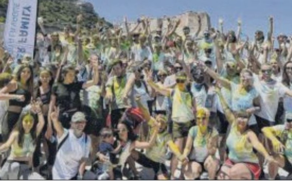 Bonifacio sous un arc en ciel de coureurs