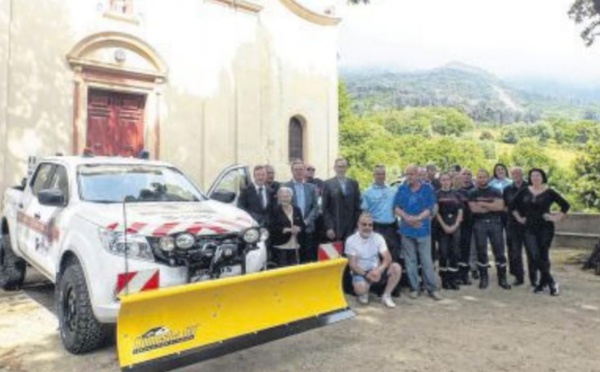 Remise des clefs du véhicule incendie multifonctions
