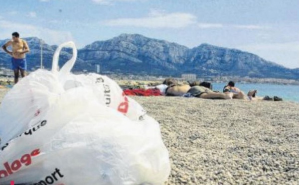  Sur le sable des plages, c'est la guerre des déchets 