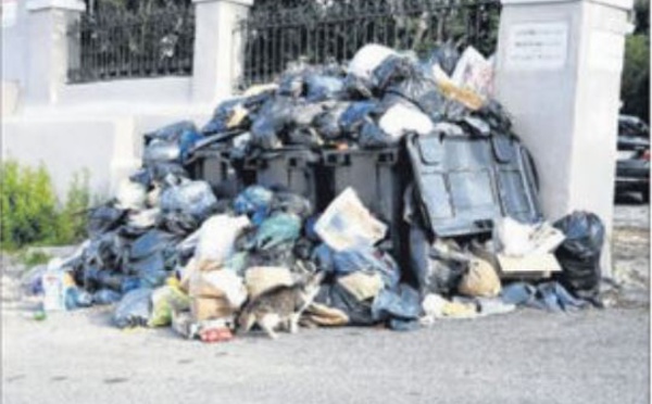 Stoppés par la crise, les déchets se pressent à Teghime 