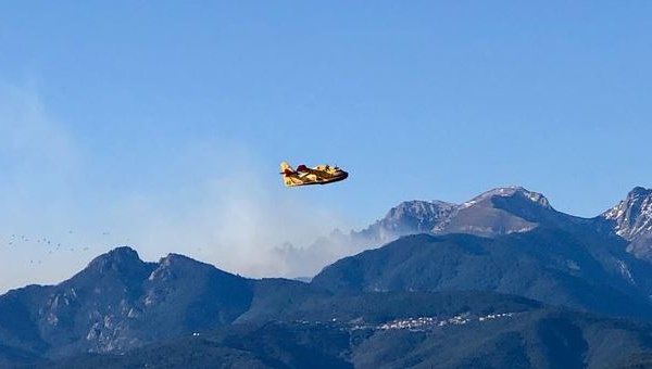 L'incendie de Bavella contenu, de nouveaux renforts aériens mobilisés