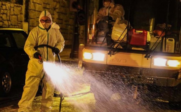 La ville lutte contre le virus en désinfectant ses ruelles
