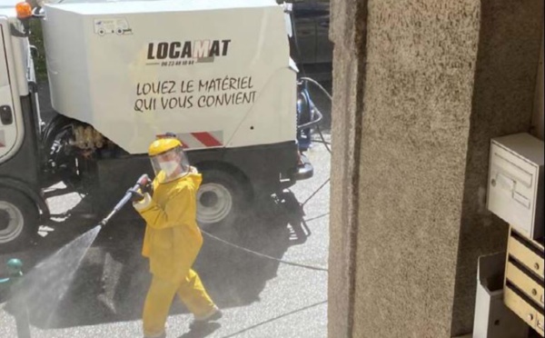 La ville fait désinfecter ses rues