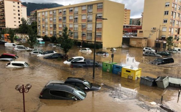 PHOTOS - Inondations à Ajaccio : des personnes bloquées dans leurs véhicules 
