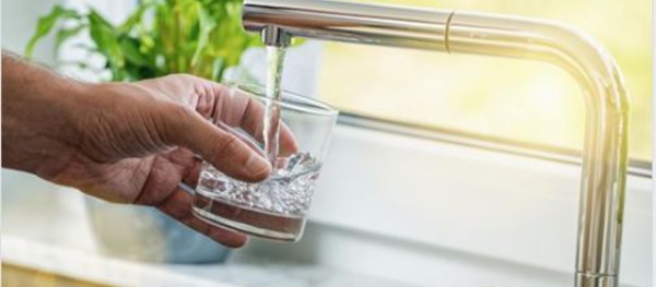 Des traces de pesticides retrouvées dans l’eau du robinet : faut-il s'inquiéter ?