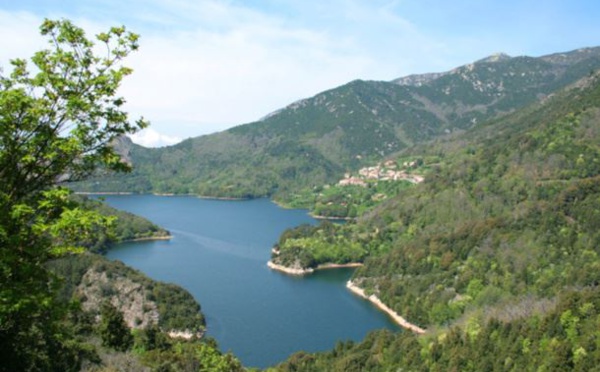 Le barrage de Tolla en état de crue